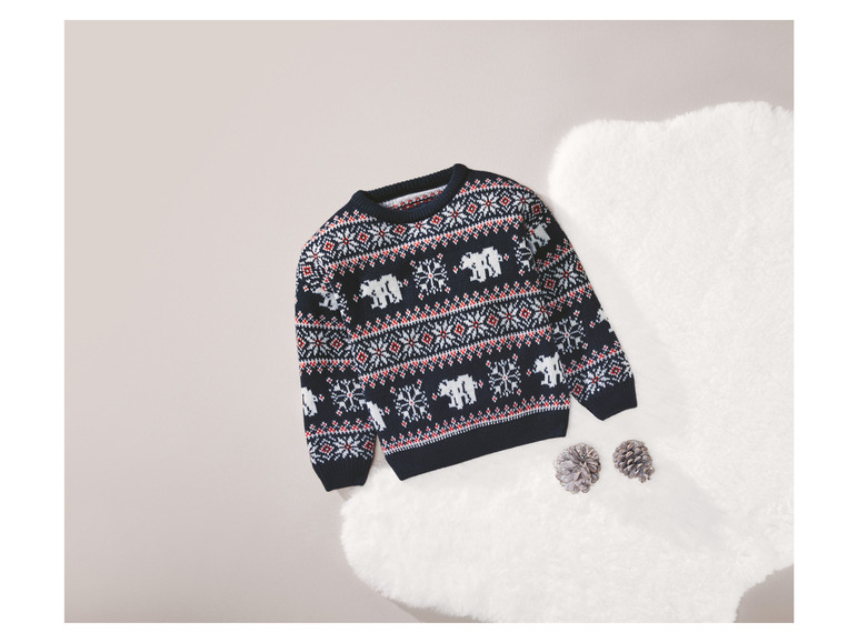 Weihnachtspullover mit Rentieren und Schneeflocken.