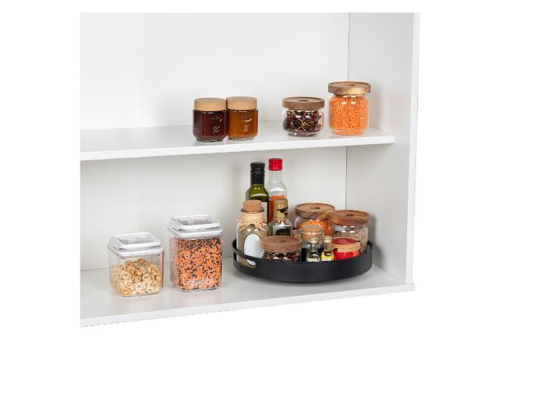 Gewürze, Öle und Nudeln auf einem Regal und einem Drehtablett organisiert.