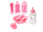 Ein rosa Spielzeugset mit Flasche, Schnuller, Teller und Besteck.