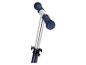 Lenker eines Rollers mit blauen Griffen mit der Aufschrift „SCOOTER“
