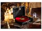 Plattenspieler mit roter Vinylplatte, festlich dekoriert mit Konfetti und Hüten.