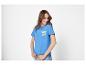 Frau in blauem T-Shirt mit „CIN CIN“- und Zitronengrafik, lächelnd.