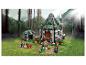 LEGO Harry Potter Hagrids Hütte: Seidenschnabels Rettung Set auf einer Waldlichtung.