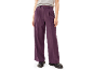 Damen-Lila-Hose, getragen mit einem grauen T-Shirt und schwarzen Schuhen.