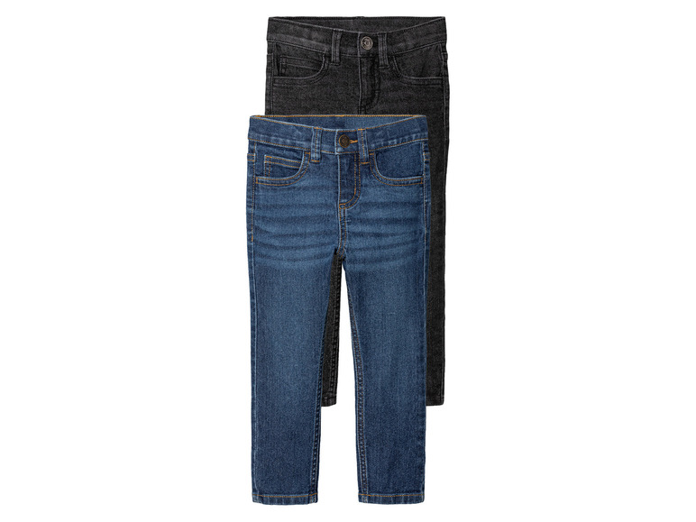 Zwei Paar Jeans, eine dunkelblaue und eine schwarze.