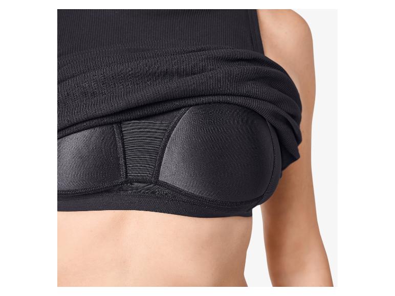 Schwarzes Ripp-Top über einem schwarzen Sport-BH mit gepolsterten Cups.