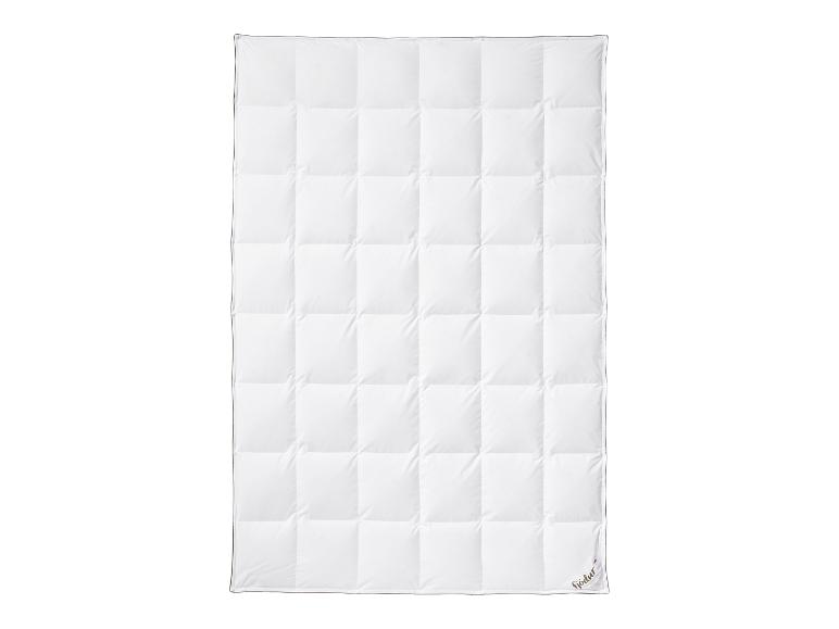 Weiße Bettdecke mit quadratischer Steppung und dunklem Rand, mit dem Text „Fjodur“ in der Ecke.