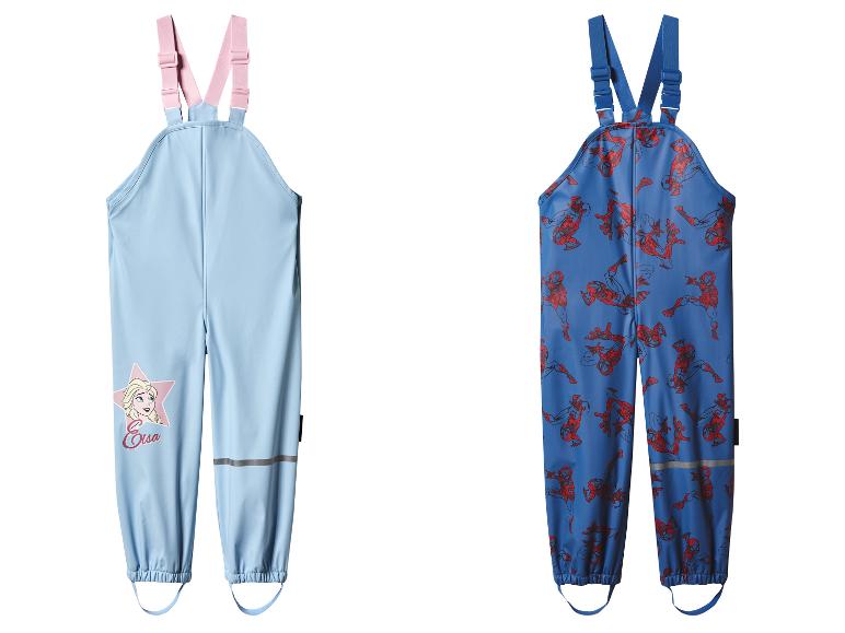 Zwei Regenhosen: eine hellblaue mit Frozen-Motiv und eine blaue mit Spider-Man-Motiv.