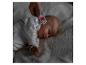 Ohrthermometer misst die Temperatur eines schlafenden Babys, 38.5°C