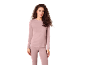 Frau in rosa Pyjama mit langen Ärmeln und Hose.