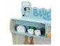 Detailansicht der Bluey Holz-Spielküche von KLEIN mit Tassen, Tellern und Zubehör.