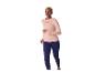 Frau in einem pfirsichfarbenen Langarm-Sportshirt und marineblauen Leggings, rennt.