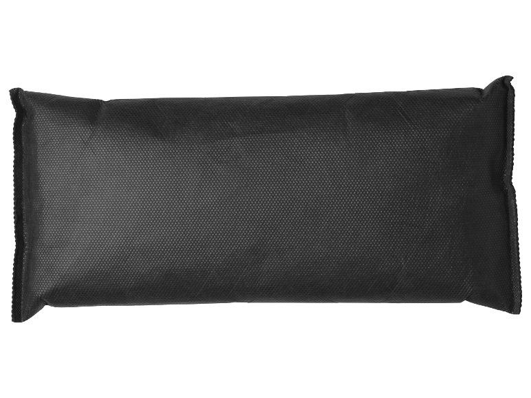 Schwarzes rechteckiges Kissen mit Textur auf weißem Hintergrund