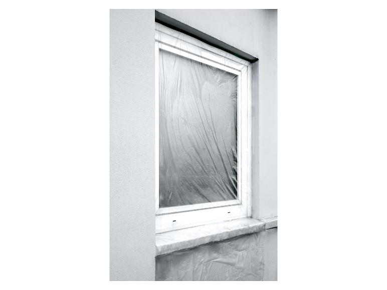 Fenster mit Schutzfolie während der Renovierung abgedeckt.