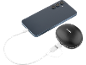 Dunkelblaues Smartphone wird mit einer schwarzen Powerbank über ein weißes Kabel geladen.