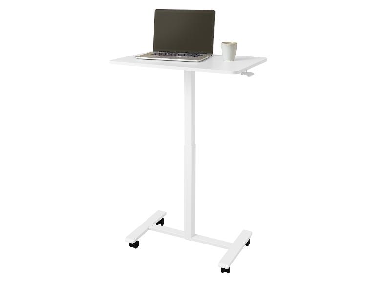 Weißer mobiler Stehschreibtisch mit Laptop und Tasse.