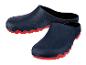 Zwei Paar blaue Clogs mit roten Sohlen