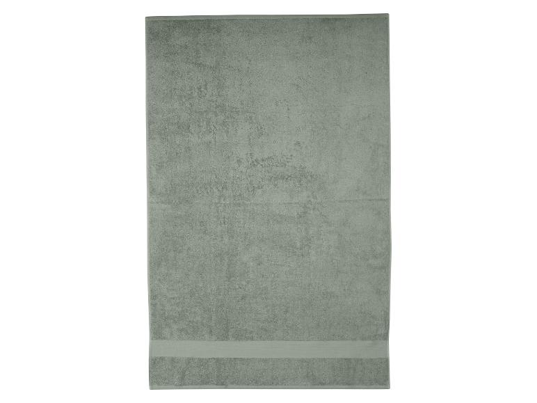 Hellgrünes Badetuch mit einem Zierstreifen am unteren Rand