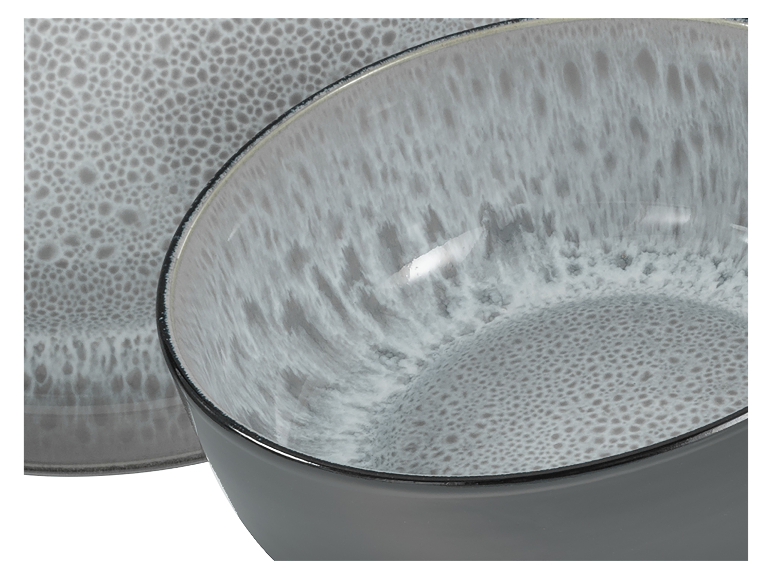 Hellgraue Keramikschale und -teller, marmorierte Optik.