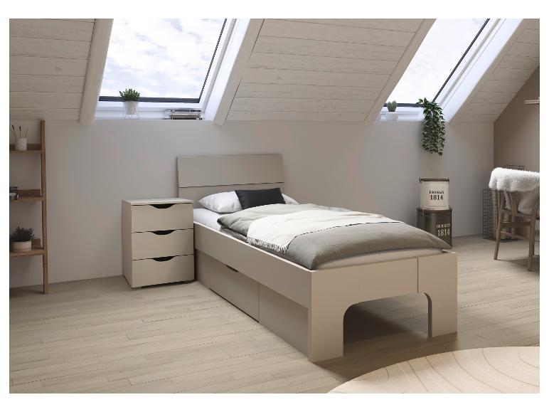 Dachzimmer mit grauem Einzelbett, Nachttisch und Holzregal.