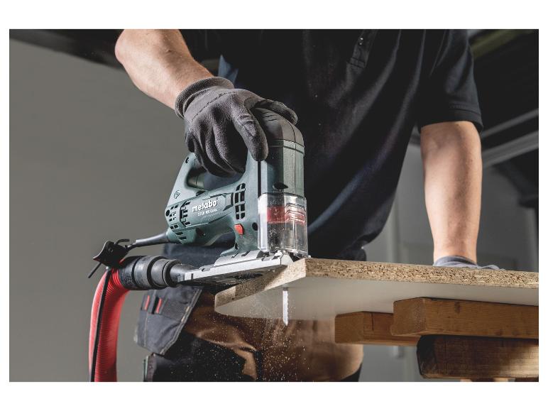Metabo Stichsäge schneidet Holz, Sägespäne fliegen.