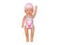 Babypuppe in rosa Badeanzug und Badekappe, mit erhobenem Arm.