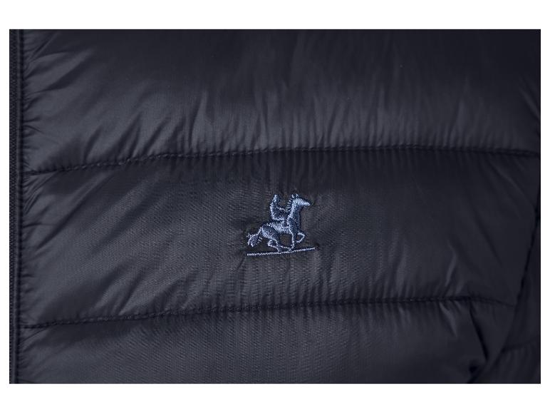 Dunkelblaue Steppjacke mit gesticktem Reiter-Logo.