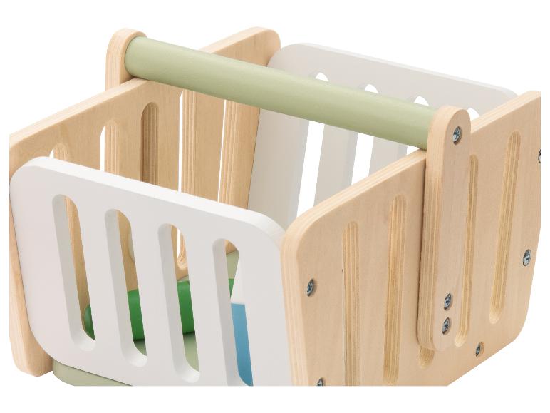 Einkaufskorb aus Holz mit grünem Griff und weißen Seiten mit Schlitzen.