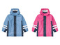 Zwei Regenjacken für Kinder, eine blaue und eine rosa.