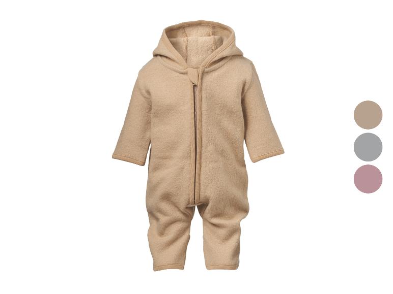 Beiger Baby-Overall mit Kapuze und Reißverschluss, mit Farbmustern.