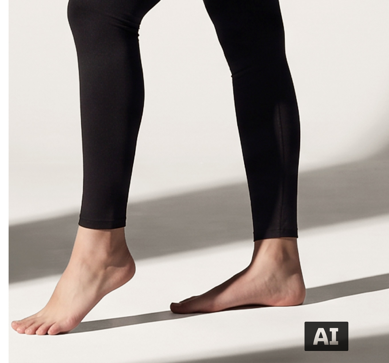 Dieses Bild ist KI-generiert: Ein weibliches Model trägt die Thermounterhose in der Farbe Schwarz.