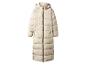 Langer beiger Steppmantel mit Kapuze und schwarzem Reißverschluss
