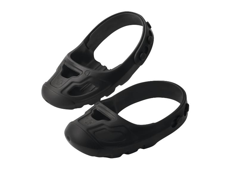 Ein Paar schwarze Gartenschuhe mit Riemen auf weißem Hintergrund.