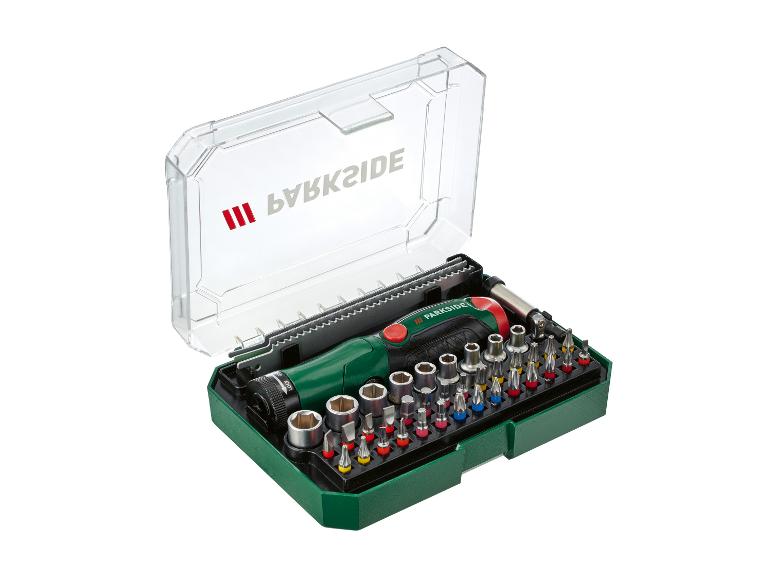 Ratschenschraubendreher-Set mit Bits in offener transparenter Box.
