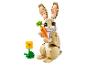 LEGO Hase aus Bausteinen, mit einer Karotte und einer Blume.