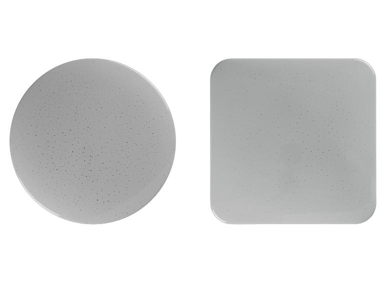 Zwei graue Objekte, eines rund und eines quadratisch, mit kleinen Punkten.