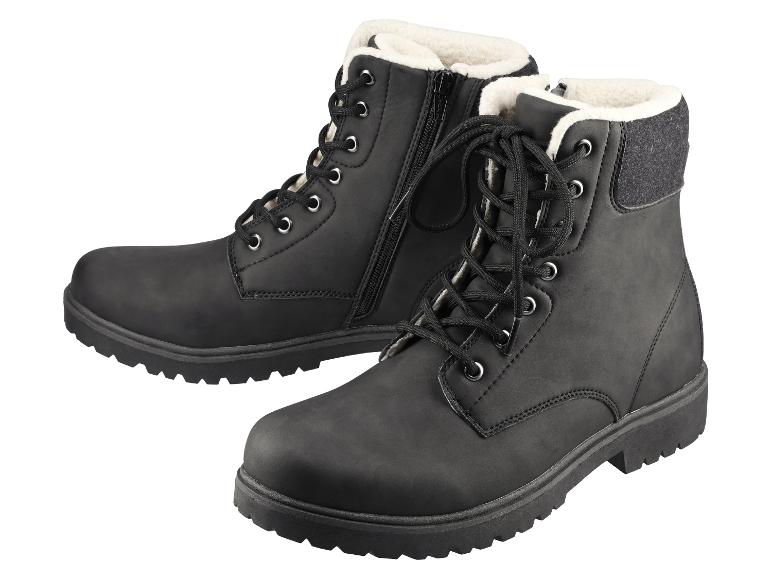 Ein Paar schwarze, pelzgefütterte Stiefel mit Schnürsenkeln und Reißverschluss.