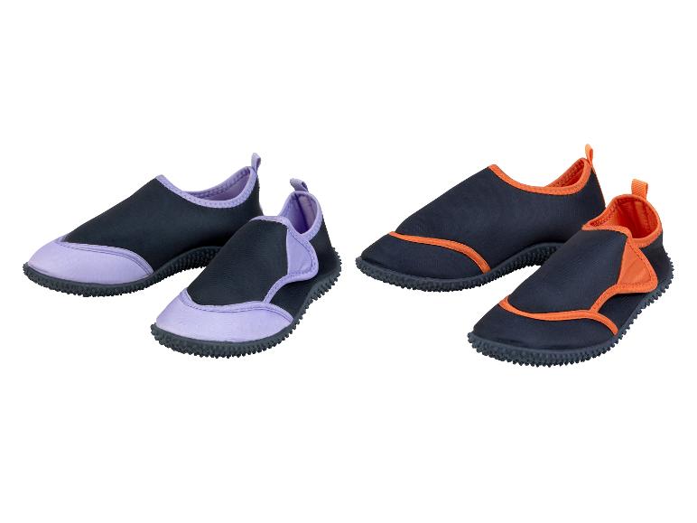 Schwarze Wasserschuhe mit lila und orangenen Details.
