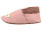 Rosa Babyschuh mit gelbem und weißem Tiermotiv auf der Zehenkappe.
