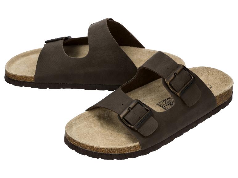 Ein Paar braune Zweiriemen-Sandalen mit Schnallen auf einer Korksohle.