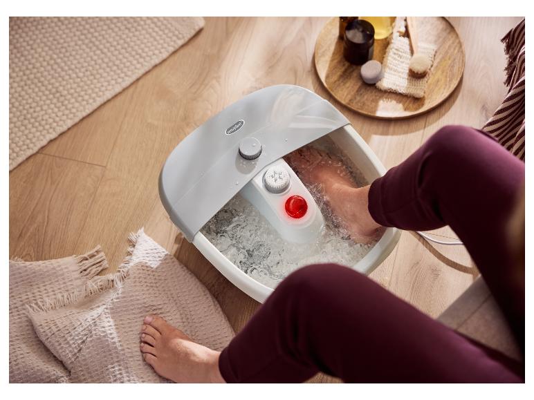 Eine Person entspannt ihre Füße in einem Sensoplast Fußbad.