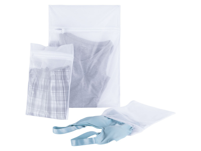 Wäschesäcke mit einem Shirt, Unterwäsche und einem BH