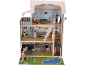 Dreistöckiges Holzpuppenhaus mit Pool, Garten und moderner Einrichtung.