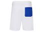 Weiße Shorts mit blauer Tasche auf der Rückseite.