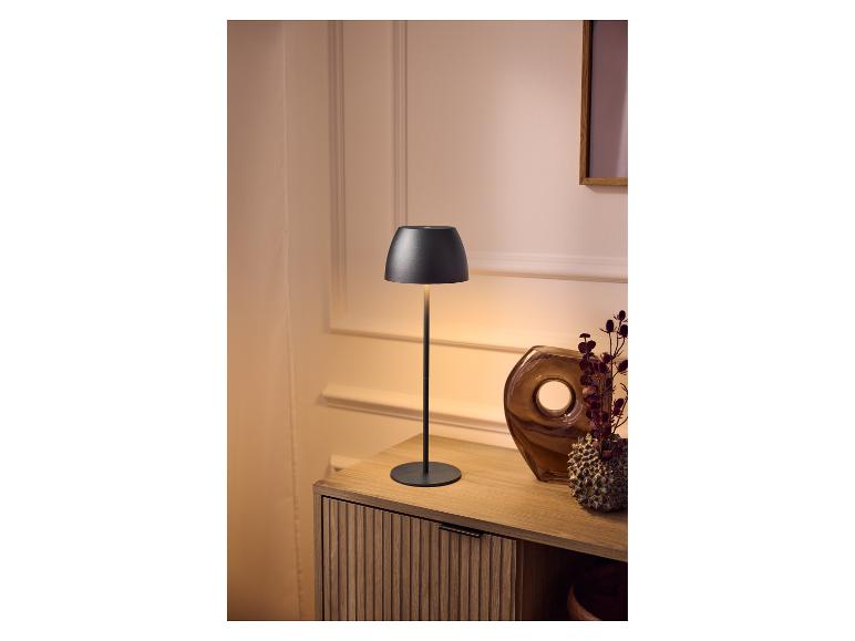 LIVARNO home LED-Akku-Tischleuchte auf einem Sideboard aus Holz.