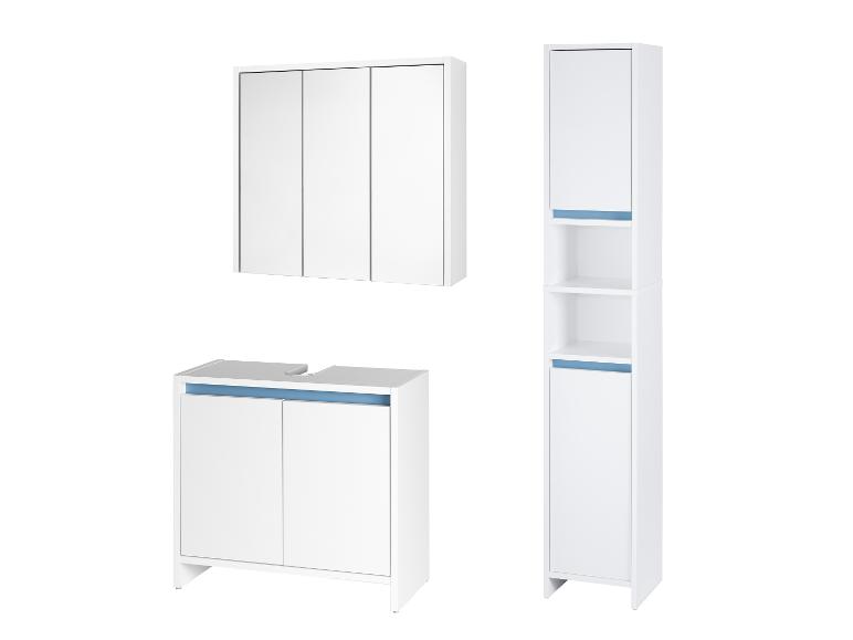 Weißes Badmöbel-Set mit blauen Akzenten: Spiegelschrank, Waschtischunterschrank und Hochschrank.