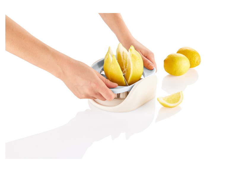 Ein Zitronenpresse mit einer Zitrone