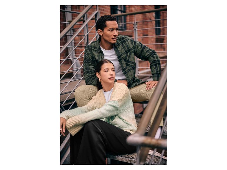 Entspanntes Paar in legerer Kleidung im Freien.