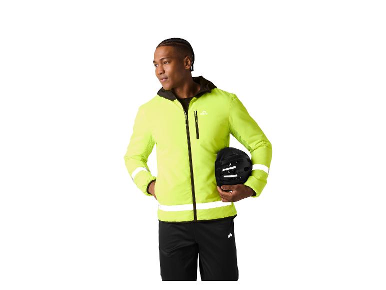 Mann in neongelber Fahrradjacke und schwarzer Hose, hält einen Fahrradhelm.