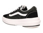 Schwarze Vans Old Skool Sneaker mit weißer Sohle.